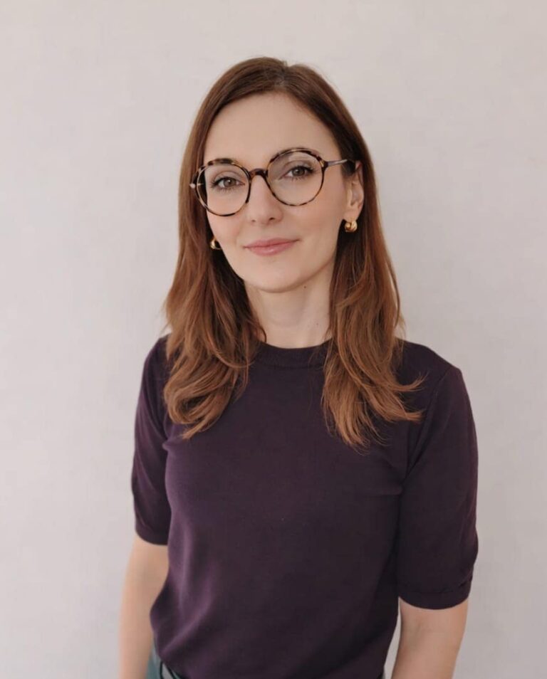 Profesjonalna projektantka wnętrz, oferta kompleksowego aranżowania przestrzeni prywatnych i komercyjnych.