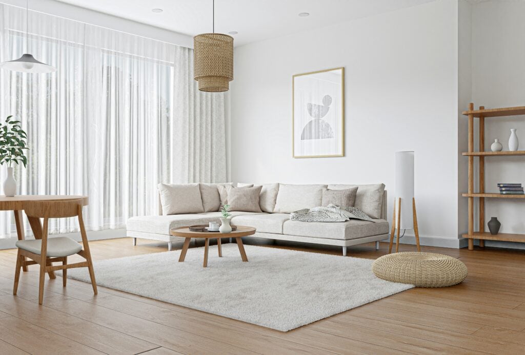 Wnętrze z dużymi oknami, białymi ścianami i stylową dekoracją.