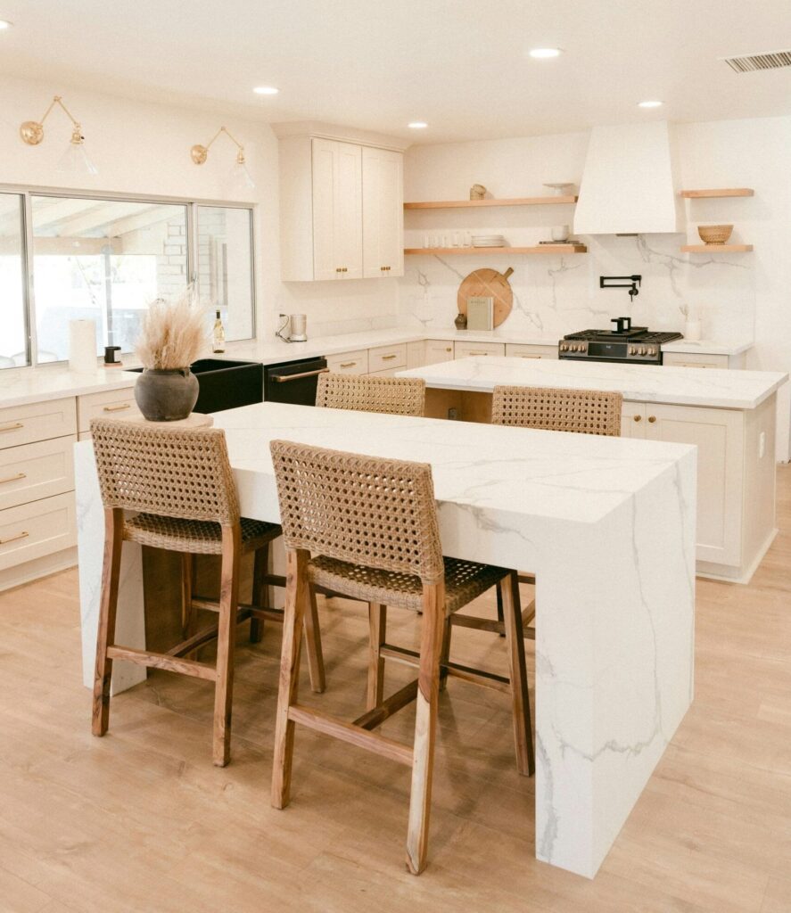 Przestronna, jasna kuchnia z nowoczesnym wykończeniem i minimalistycznym stylem.